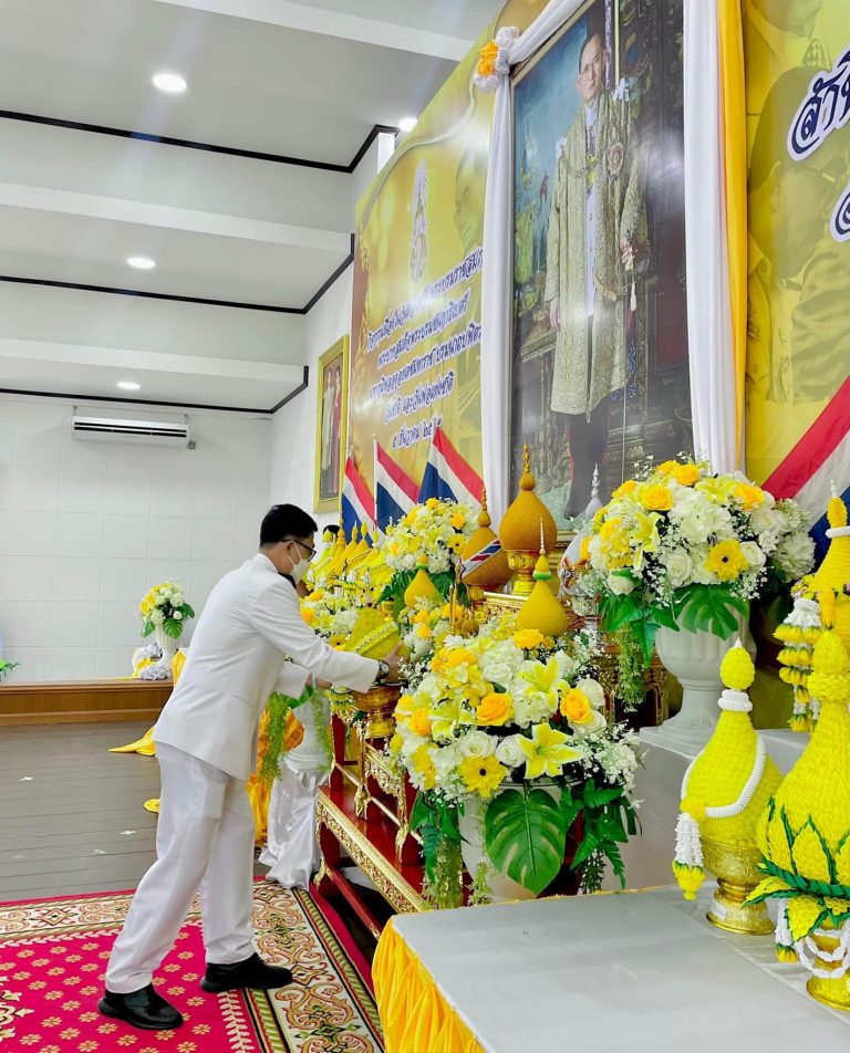 กิจกรรมวางพานพุ่มดอกไม้ และพิธีถวายบังคม หน้าพระบรมฉายาลักษณ์ฯ เนื่องในวันคล้ายวันพระบรมราชสมภพ พระบาทสมเด็จพระบรมชนกาธิเบศร มหาภูมิพลอดุลยเดชมหาราช บรมนาถบพิตร วันชาติ และวันพ่อแห่งชาติ 5 ธันวาคม 2565