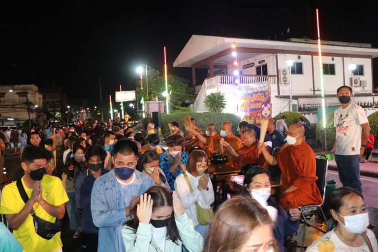 นายวิจัย อัมราลิขิต นายกเทศมนตรีเมืองพนัสนิคม ร่วม ประพรมน้ำพระพุทธมนต์ เพื่อเสริมความเป็นสิริมงคล ต้อนรับปี 2566