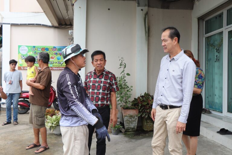 ลงพื้นที่ดูดท่อบ่อพัก ถนนเส้นวัดกลางทุมมาวาส บริเวณหน้าร้านจงรัก