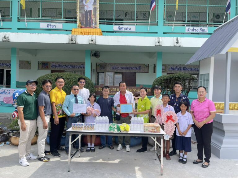 มอบทุนการศึกษา และสิ่งของบริโภค ให้กับเด็กโรงเรียนเทศบาล 3 วัดเกาะแก้วนครสวรรค์