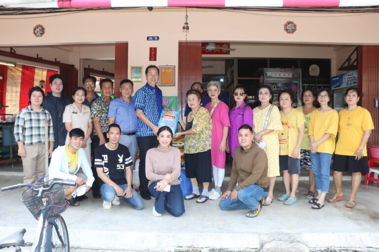 คุณอนงค์นาฏ สนธิอัชชรา และครอบครัว พร้อมทั้ง ชาวบ้านบริเวณใกล้เคียง ร่วมมอบสิ่งของ อุปโภค บริโภค บริจาค เพื่อช่วยเหลือทหารและพี่น้องประชาชนที่ได้รับผลกระทบจากเหตุการณ์ความไม่สงบชายแดนไทย