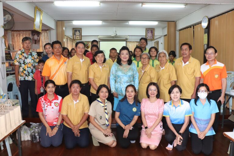 ร่วมพิธีเปิดโครงการปิดทองหลังพระ