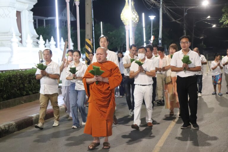ร่วมฟังปาฐกถาธรรม และร่วมเวียนเทียน เนื่องในวันอาสาฬหบูชา