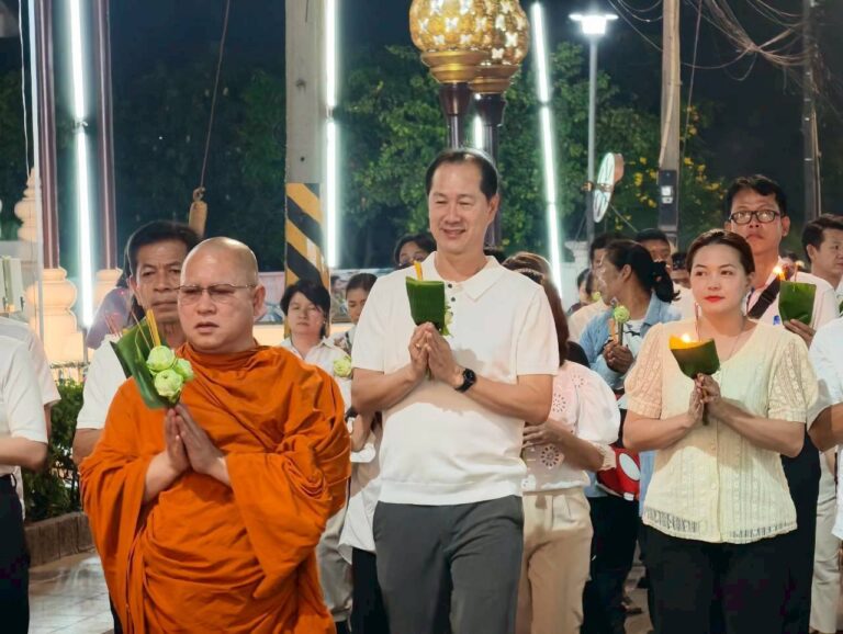 ฟังปาฐกถาธรรม และร่วมเวียนเทียน