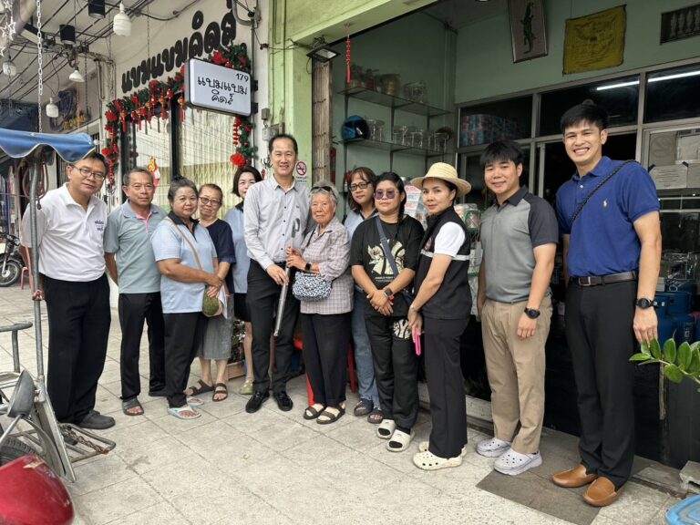 มอบไม้เท้าสระอา ไม้เท้าสามขา ผ้าอ้อมผู้ใหญ่ และกระดาษชำระ ให้กับผู้พิการ และผู้สูงอายุมีปัญหาสุขภาพร่างกาย
