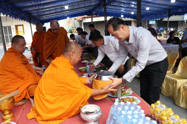 ร่วมทำบุญตักบาตรและถวายภัตตาหารเช้า บริเวณคิวรถกรุงเทพฯ ประจำปี 69