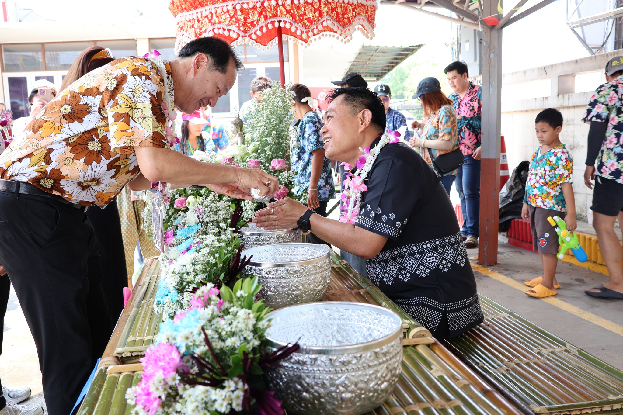 พิธีสรงน้ำพระสงฆ์ พิธีรดน้ำดำหัวคณะผู้ริหารเทศบาลฯ และรดน้ำขอพรผู้สูงอายุ 