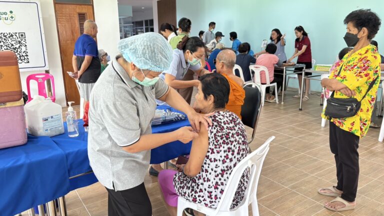 ศูนย์บริการสาธารณสุข เทศบาลเมืองพนัสนิคม ร่วมกับ โรงพยาบาลพนัสนิคม ให้บริการวัคซีนไข้หวัดใหญ่