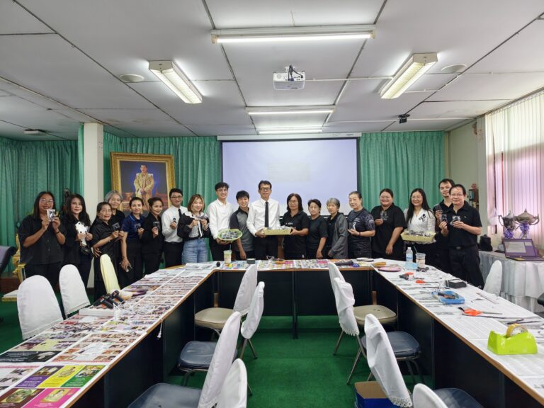 กิจกรรมทำริบบิ้นสัญลักษณ์ เพื่อแสดงความอาลัยและน้อมรำลึกในพระมหากรุณาธิคุณ แด่สมเด็จพระนางเจ้าสิริกิติ์ พระบรมราชชนนีพันปีหลวง