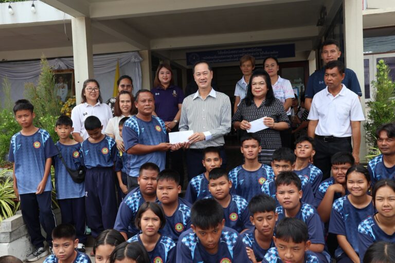 นายกเทศมนตรีเมืองพนัสนิคม ให้โอวาทคณะนักกีฬาโรงเรียนสังกัดเทศบาลเมืองพนัสนิคมเพื่อเป็นขวัญ