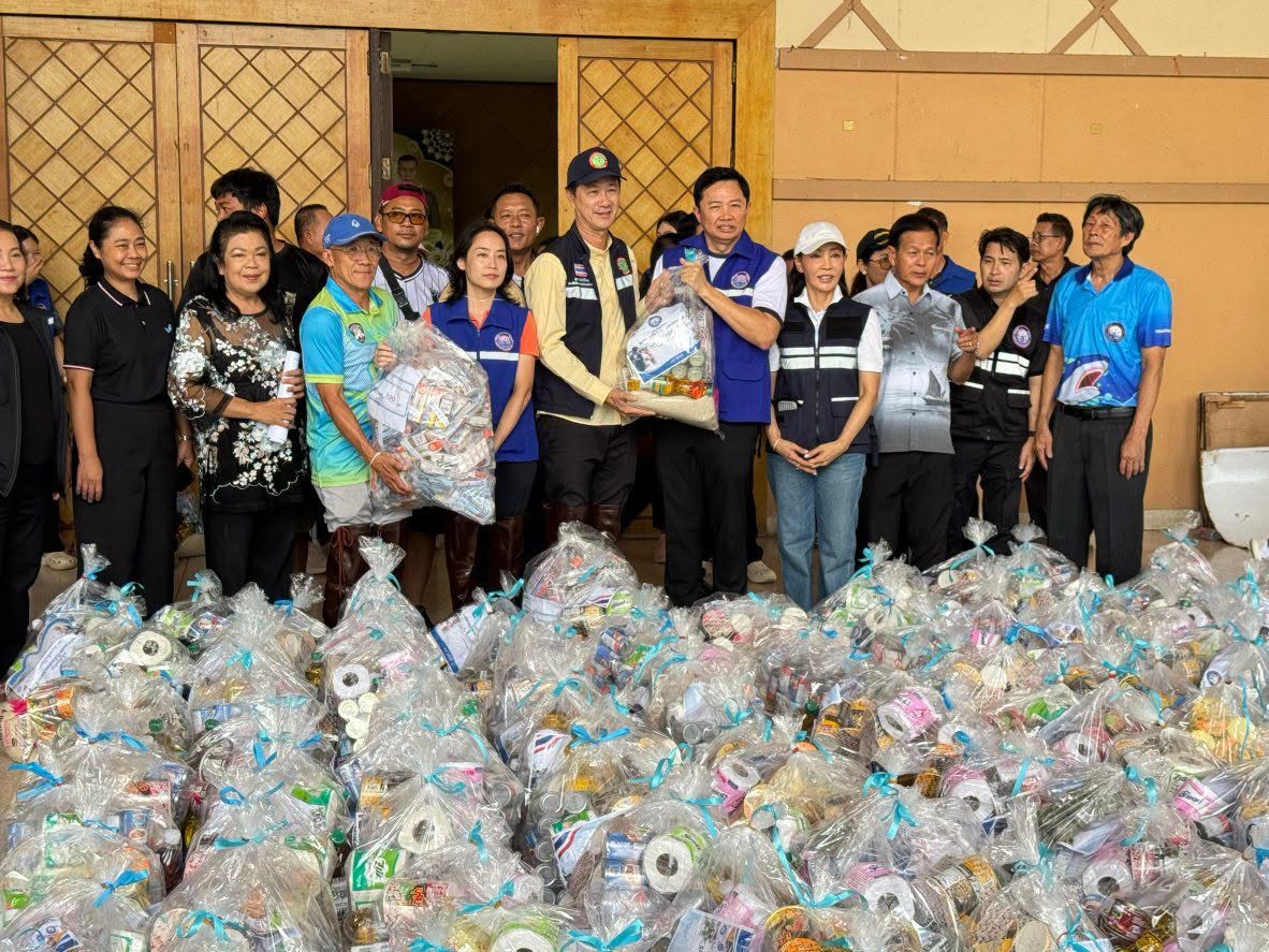 นายวิทยา คุณปลื้ม นายกองค์การบริหารส่วนจังหวัดชลบุรี มอบถุงยังชีพให้แก่องค์กรปกครองส่วนท้องถิ่นอำเภอพนัสนิคมและแจกถุงยังชีพด้วยตนเอง