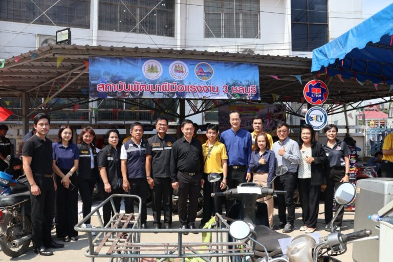 เทศบาลเมืองพนัสนิคมร่วมกับสถาบันพัฒนาฝีมือแรงงาน 3 ชลบุรี ให้บริการช่วยเหลือซ่อมเครื่องใช้ไฟฟ้า รถมอเตอร์ไซค์ ที่เกิดจากน้ำท่วม